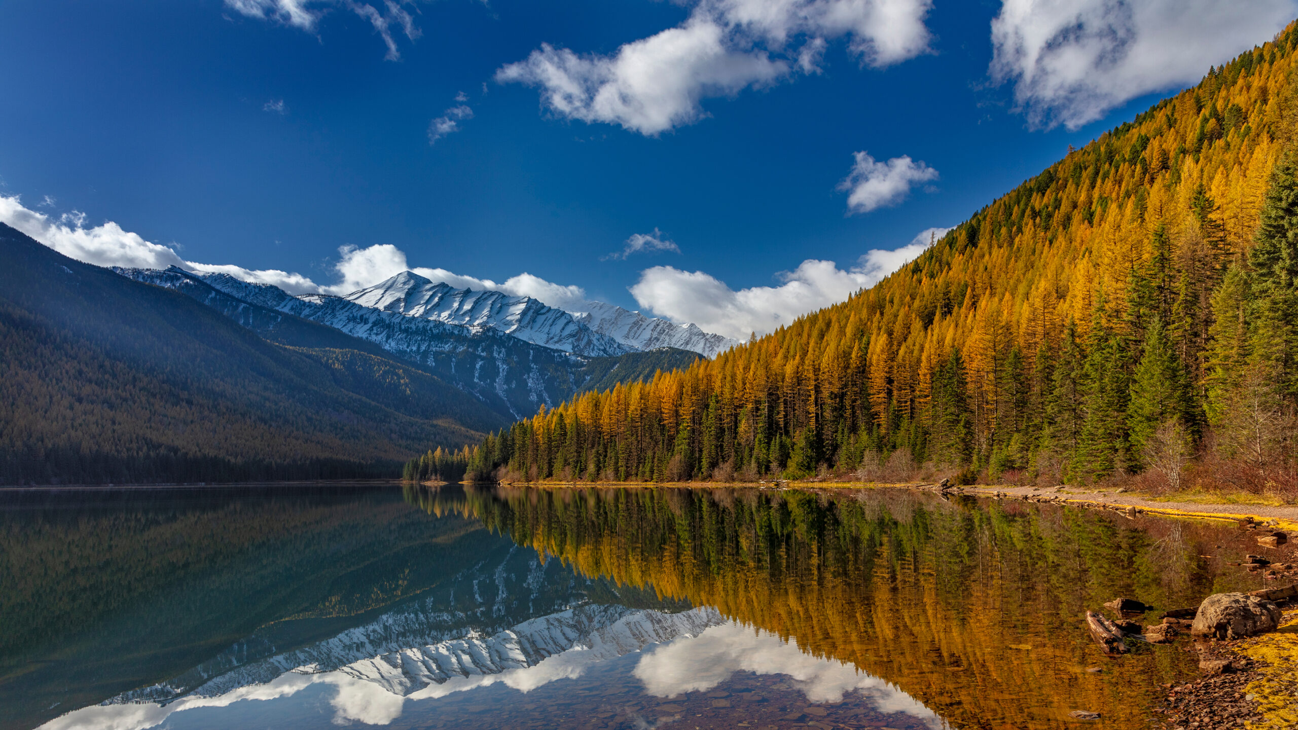 Great,northern,mountain,reflects,into,stanton,lake,in,autumn,in